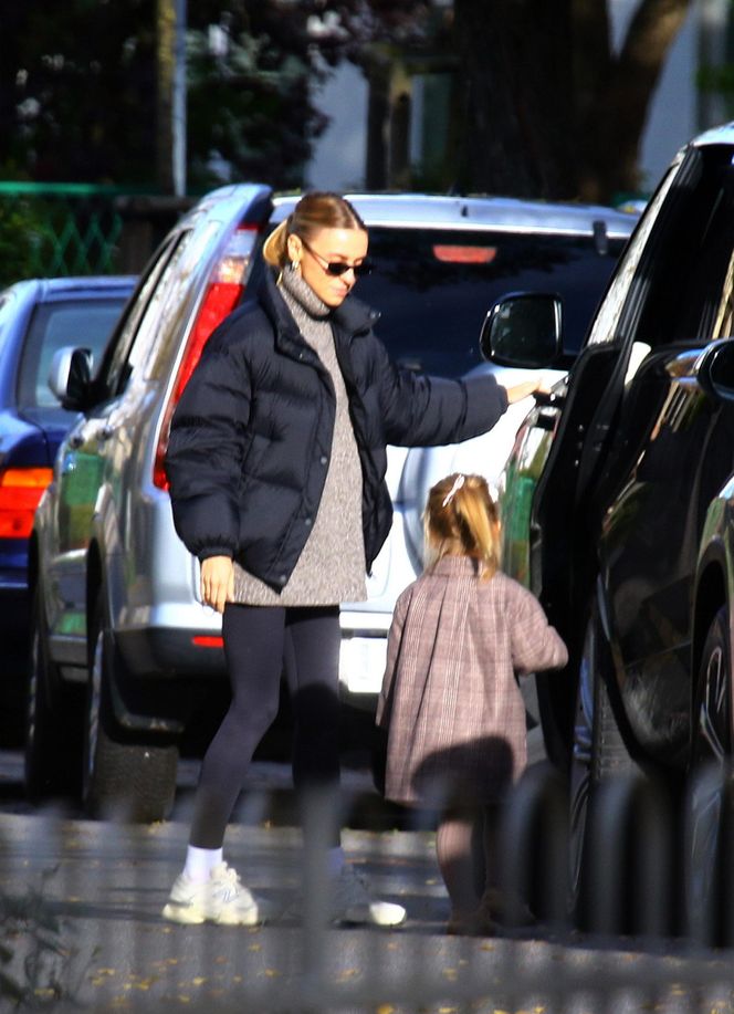 K. Tusk z mężem przenoszą rzeczy z lexusa do innego auta: Córka oddała ojcu samochód