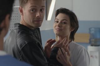 Na dobre i na złe odc. 854. Blanka (Pola Gonciarz), Krzysztof Radwan (Mateusz Damięcki), Mario Milewicz (Marcin Korcz)