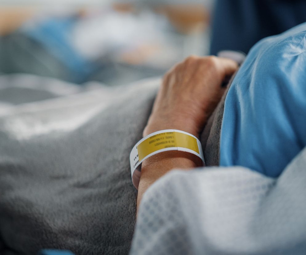 Kobieta leży na szpitalnym łóżku