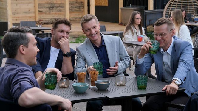 M jak miłość, odcinek 1887: Marcin (Mikołaj Roznerski), Olek (Maurycy Popiel), Jakub Karski (Krzysztof Kwiatkowski), Piotrek (Marcin Mroczek), Paweł (Rafał Mroczek)