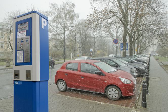 Awantura o parkometry na Pradze. ZDM chce płatnego parkowania na Saskiej Kępie, Grochowie i Kamionku