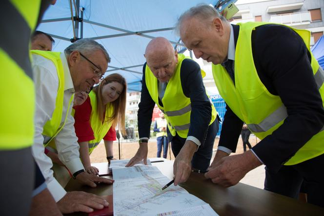 Prezydent Torunia Michał Zaleski podpisał umowę z ministrem infrastruktury Andrzejem Adamczykiem