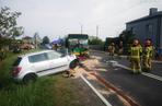Śląskie: kierowca osobówki wjechał wprost pod autobus