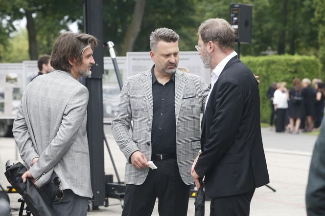 Fani i artyści żegnają Joannę Kołaczkowską. Pogrzeb artystki na Powązkach [ZDJĘCIA]