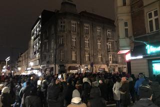 Na ulicach Katowic pojawiły się tłumy. Protestujący szli pod hasłem: Ani jednej więcej [ZDJĘCIA]