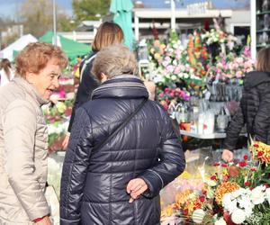 Oprócz znicza można było kupić kebaba. Tłumy przy cmentarzy na lubelskim Majdanku. Zobaczcie!