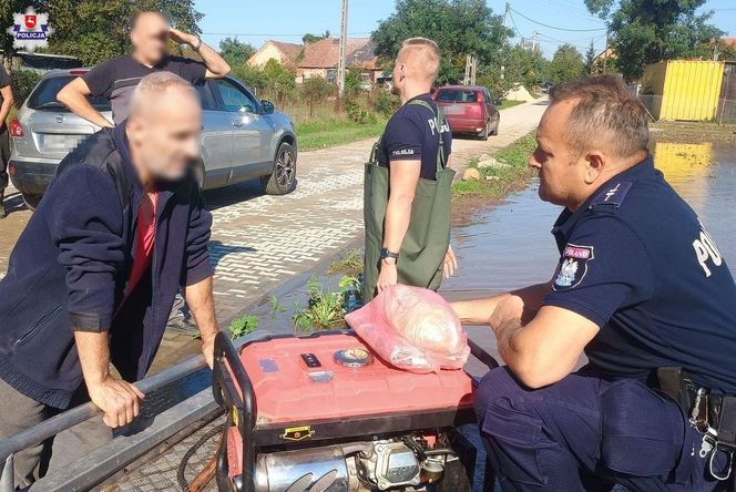 Policjanci z woj. lubelskiego pomagają mieszkańcom na Dolnym Śląsku