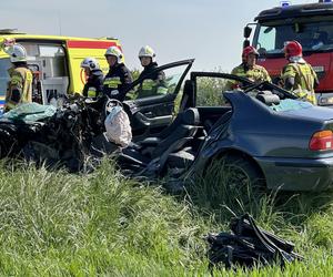 Potworny wypadek w Brwinowie. Czołowe zderzenie ciężarówki z BMW. Lekarze kilkadziesiąt minut walczyli o życie kierowcy