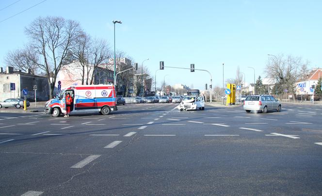 Zderzenie suzuki z karetką na sygnale na skrzyżowaniu Zamienieckiej z Ostrobramską