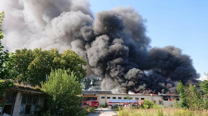 Koniecpol: OGROMNY pożar w fabryce! Gęsty dym widać z dużej odległości