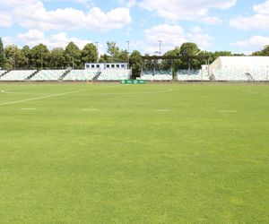 Krajobraz po spadku do II ligi. Czy Warta Poznań będzie mogła przystąpić do rozgrywek? Stadion przy DD12 nie spełnia szeregu wymogów