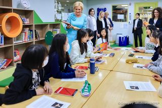 Agata Duda odwiedziła w Korei bibliotekę dla dzieci. Wyglądała niczym bajkowa Elsa