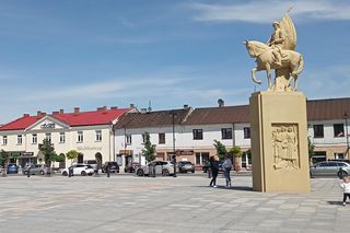Gdzie leżą Końskie? Co ciekawego można zobaczyć w Końskich? Ilu ma mieszkańców?