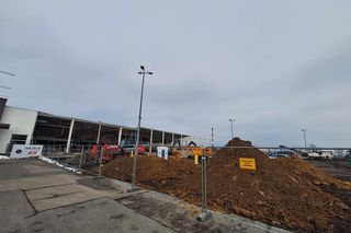 Budynek po hipermarkecie Tesco zamienia się w park handlowy S1