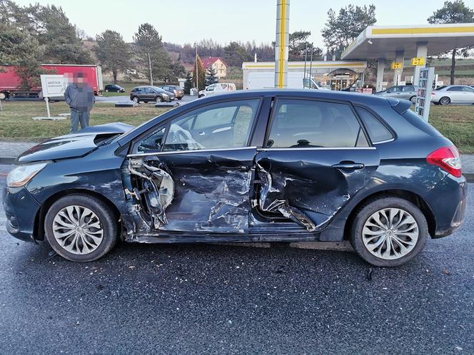 Tuchów. Zderzenie trzech samochodów osobowych na drodze wojewódzkiej