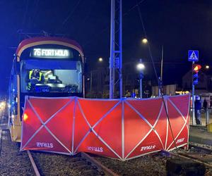 Wszedł na torowisko na czerwonym świecie. Przejechał go tramwaj. Zginął na miejscu