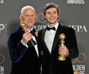 Ryan Murphy i Evan Peters na 80. rozdaniu Złotych Blobów 