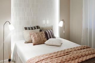 Projekt sypialni z oświetleniem za łóżkiem