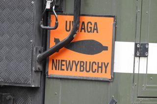 Śmiertelnie niebezpieczne znalezisko na budowie. Wstrzymany ruch pociągów i autobusów