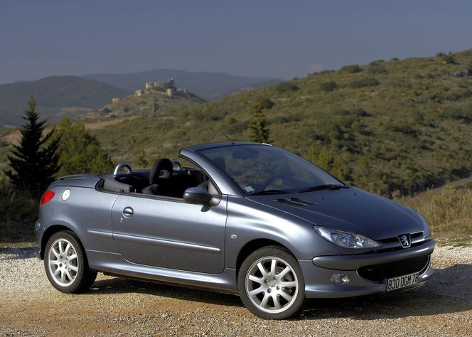 Peugeot 206 CC: auto klasy B ze składanym twardym dachem i 4 miejscami, wytwarzane od 2000 roku. Oferowane z silnikami benzynowymi 1.6 i 2.0 oraz dieslem 1.6. Ceny zaczynają się nawet od 7 tys. zł.