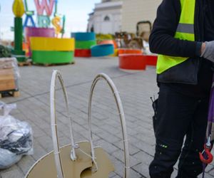 Montaż świątecznej iluminacji w Warszawie