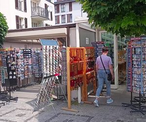 Wakacyjne pamiątki na straganach w nadmorskich kurortach