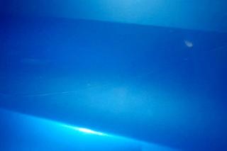 Nagi mężczyzna skakał po masce samochodu w centrum Bydgoszczy. Mówił, że wszystko przez dziewczynę