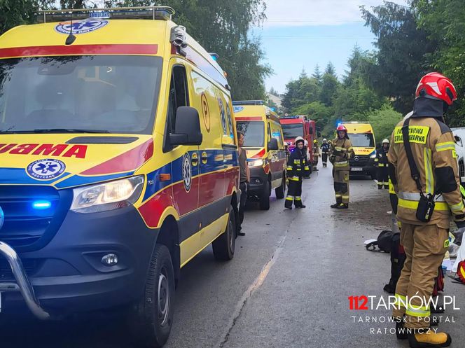 Autokar z dziećmi wylądował w rowie! Sześć osób rannych, droga zablokowana