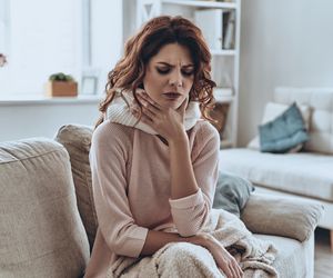 Suchość? A może drapanie w gardle? Poznaj domowe sposoby leczenia