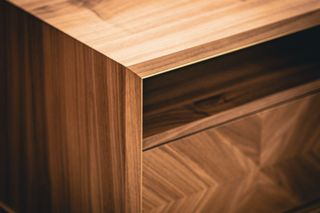 Tradycyjne rzemiosło i nowoczesny design. Unikatowe meble do sypialni