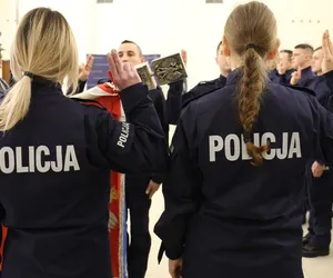 W lubelskiej policji jest więcej mundurowych. Za nimi uroczyste ślubowanie