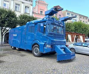 Policjanci świętowali na Rynku w Lesznie. Był uroczysty apel i piknik