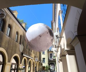 Tarnów ma swój Księżyc! Niezwykła instalacja pojawiła się w Pasażu Tertila