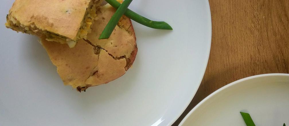 Wytrawny placek nadziewany tuńczykiem z puszki