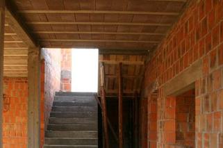 Konstrukcja budynku: otwór w stropie na schody