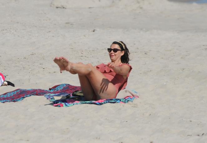 Anna Popek. Pręży piersi na plaży