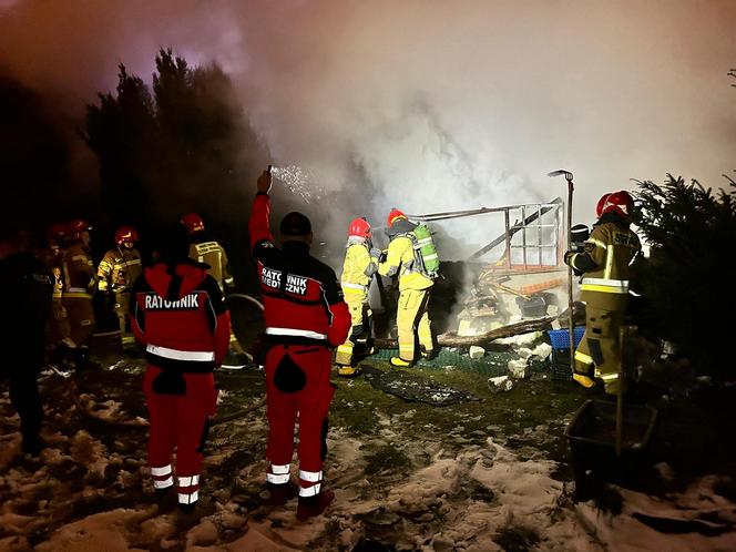 Kłęby dymu na Bielanach. Domek letniskowy stanął w płomieniach. Ranny mężczyzna