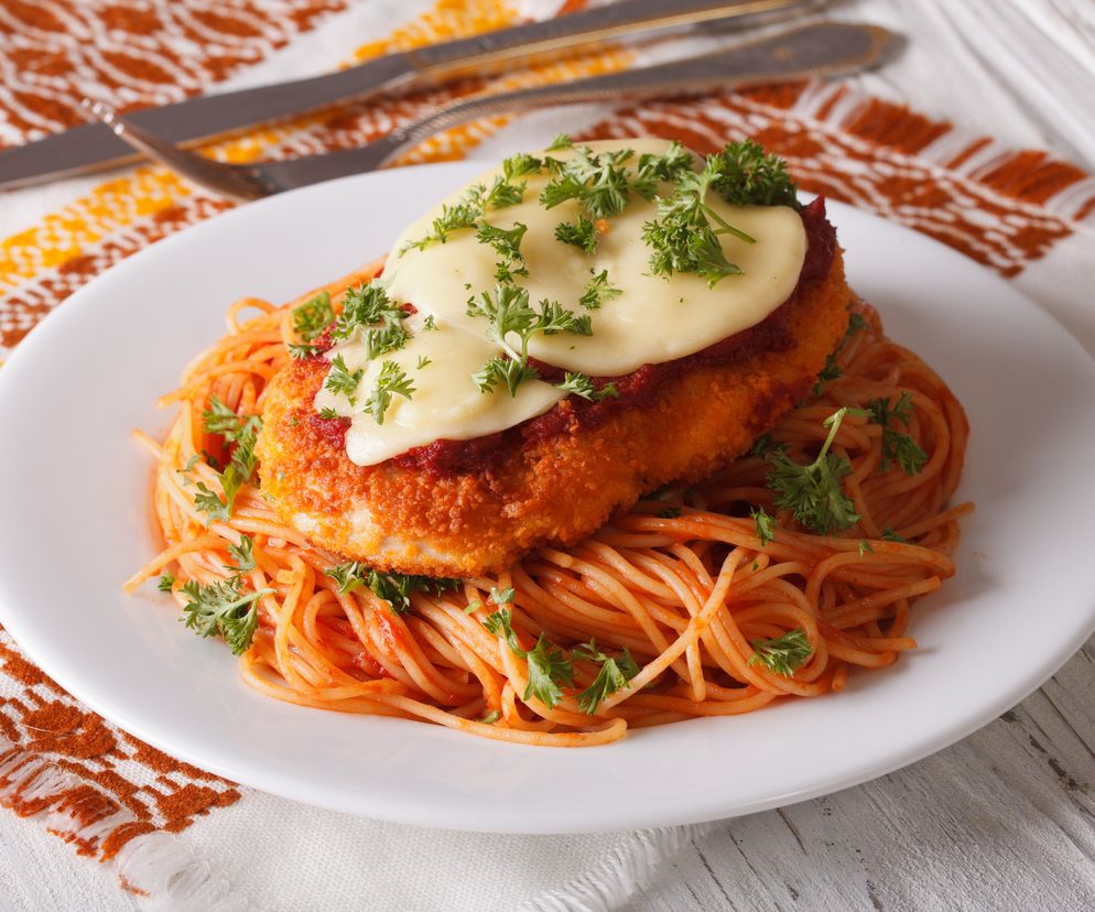 Pierś kurczaka zapiekana z parmezanem: przepis na kurczaka po parmeńsku