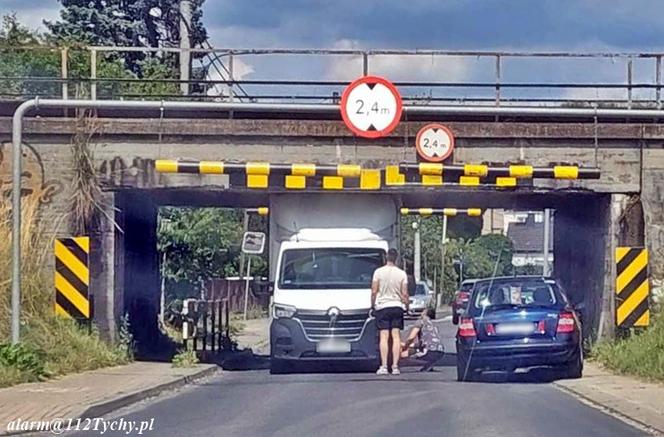 Kierowca dostawczaka utknął pod wiaduktem na ul. Glinczańskiej w Tychach