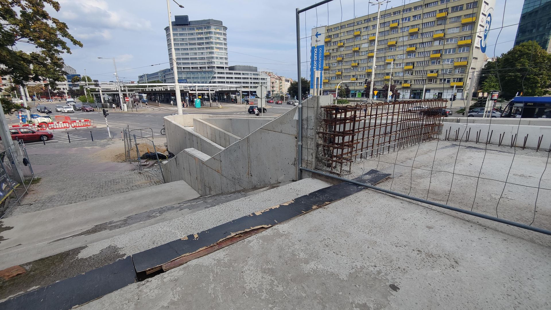 Remont esplanady przy Sedesowcach we Wrocławiu