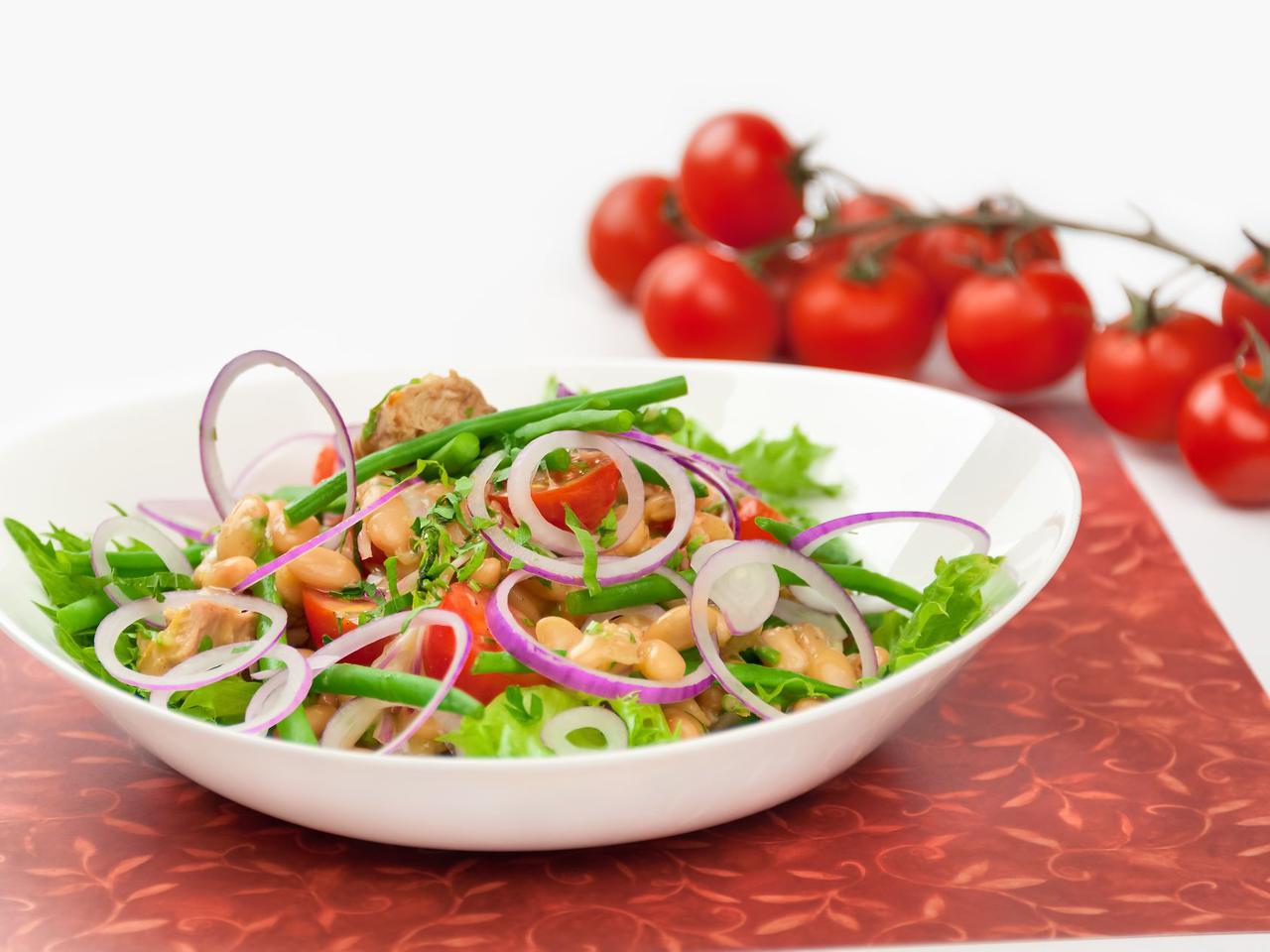 Przepyszna sałatka fasolowa z tuńczykiem - odżywi ciało i mózg!