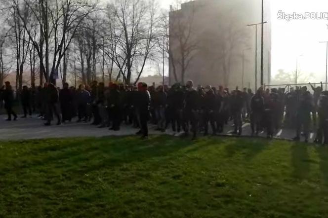 Zadyma pod stadionem GKS-u Tychy. Kibice odpalili race, zareagowała policja. Doszło do przepychanek [ZDJĘCIA, WIDEO]