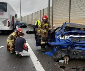 Zderzenie autobusu z samochodem osobowym na drodze S3. Cztery osoby zostały poszkodowane!