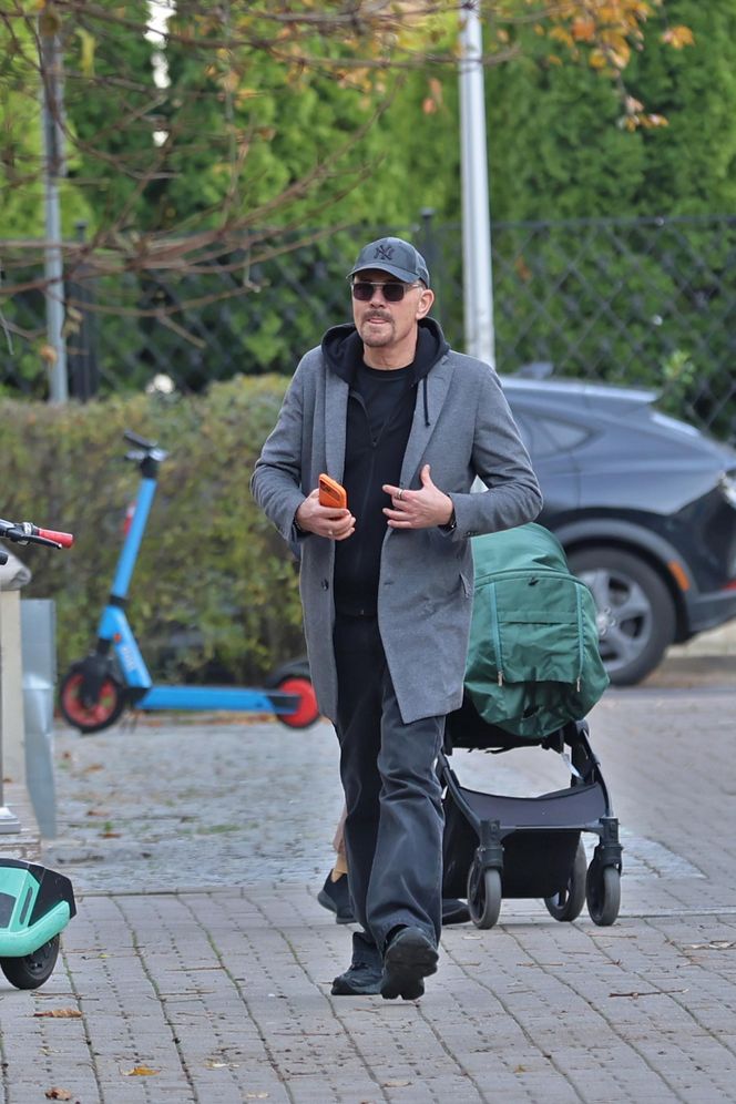 Krzysztof Ibisz z rodziną na spacerze