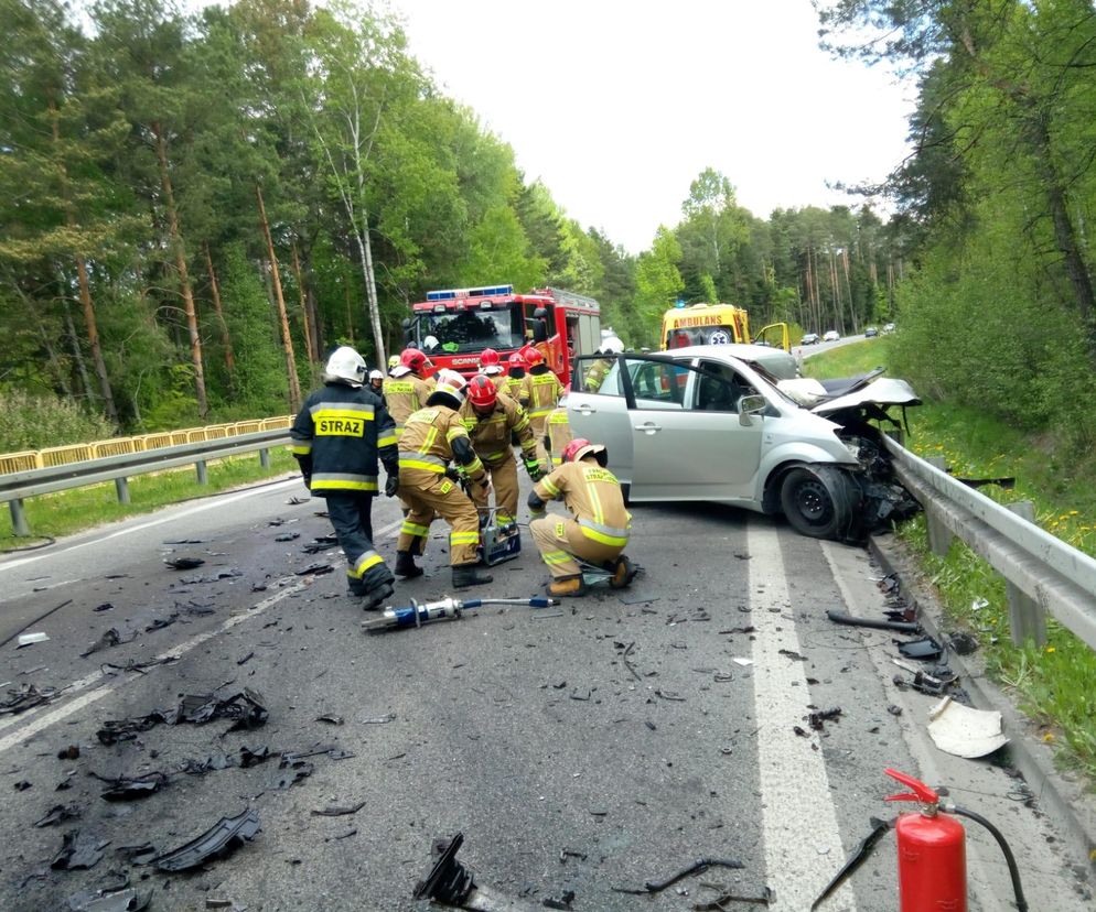 Czołowe zderzenie i tragedia pod Kielcami, nie żyje mężczyzna! 