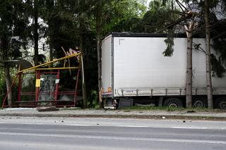 Tragiczny wypadek w Tyczynie w województwie podkarpackim. Przez karambol tir wjechał w przystanek 