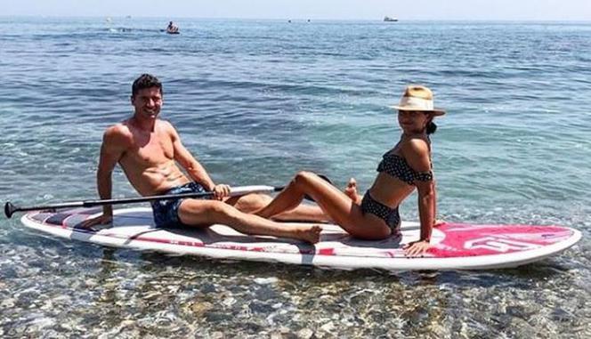 Ależ on WIOSŁUJE! Robert Lewandowski zabrał żonę w bikini na deskę [ZDJĘCIE]