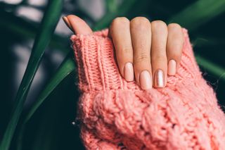Manicure na wiosnę zachwyca prostotą. Zapomnij o mocnych kolorach i bogatych zdobieniach