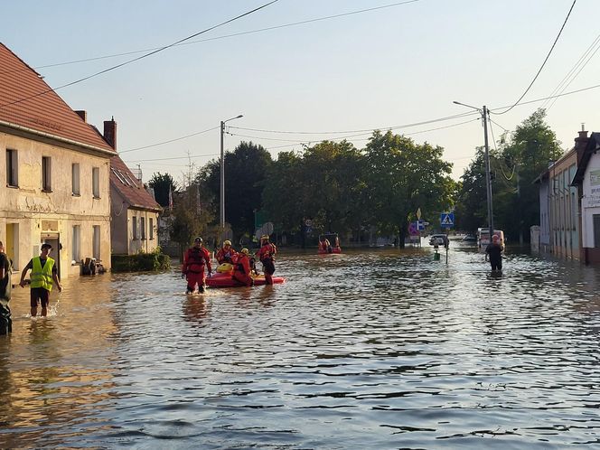 Lubelscy strażacy pomagają powodzianom na różne sposoby