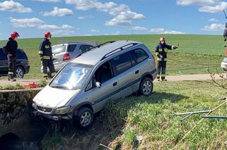 Samochód przebił bariery mostu i wpadł do wody